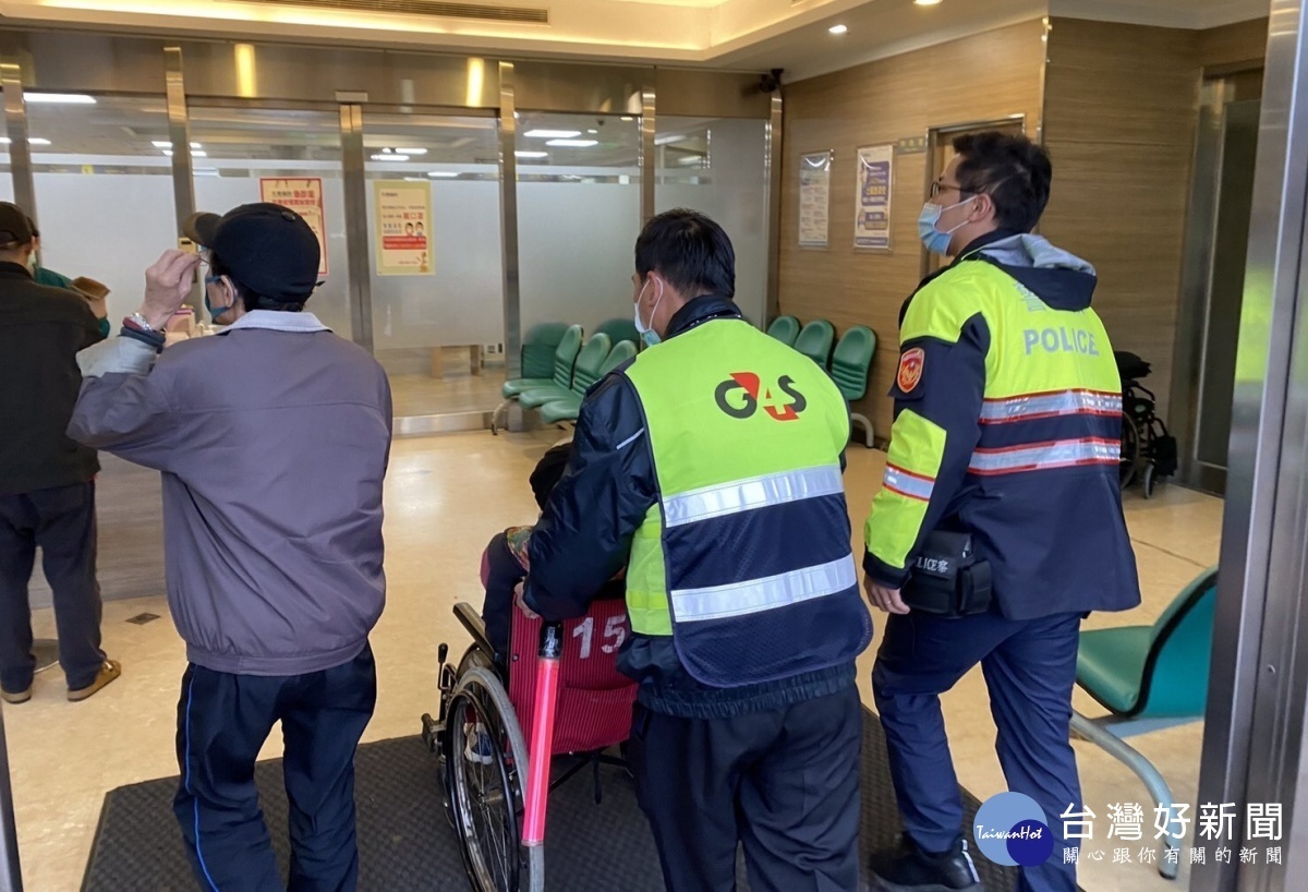 婦人身體不適幾近昏厥,熱心警協助開道就醫