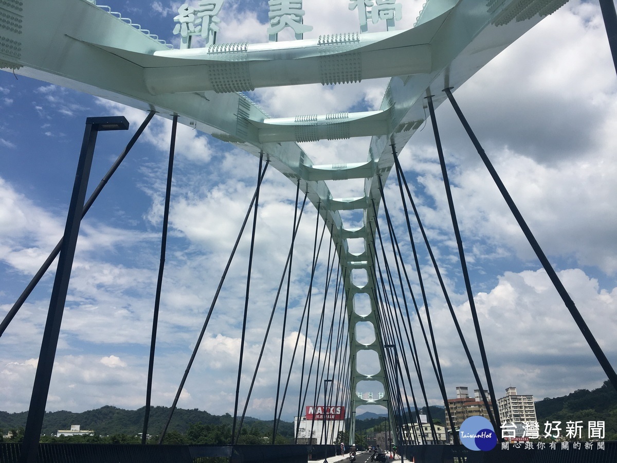 南投市公所以安全為由暫封閉橋樑。(記者扶小萍攝)