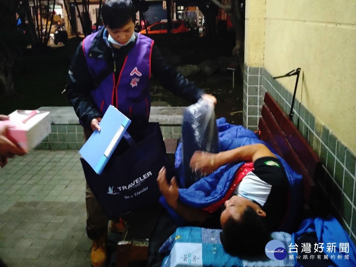 寒流來襲!人安掛起「街頭防寒燈」請街友一起來避寒