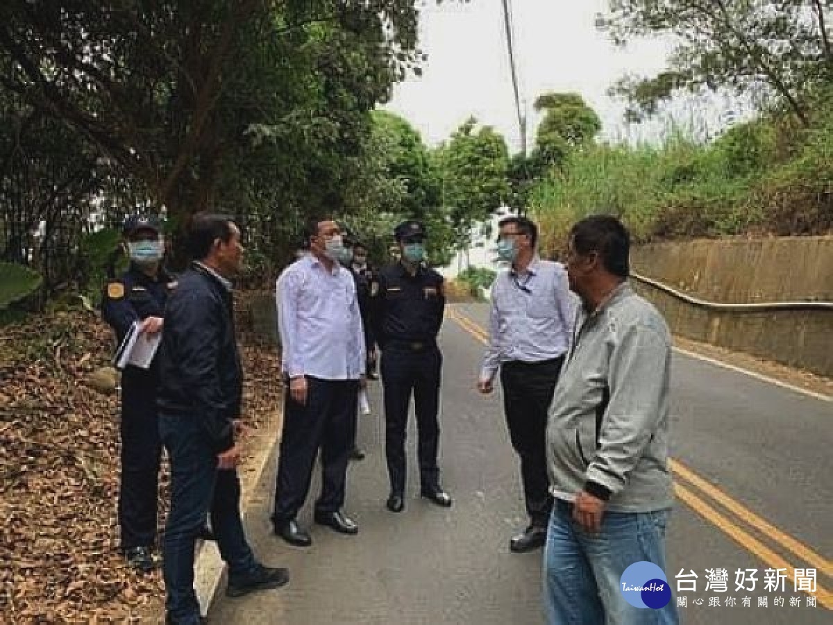 雲林警察局長朱宗泰落實走動管理發掘問題，率隊親赴車禍事故現場會勘，審視有無道路交通工程改善之必要。
