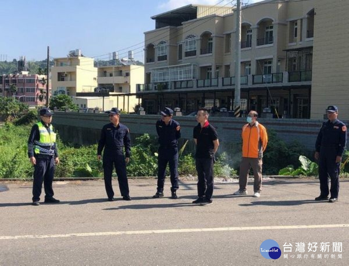 雲林警察局長朱宗泰落實走動管理發掘問題，率隊親赴車禍事故現場會勘，審視有無道路交通工程改善之必要。