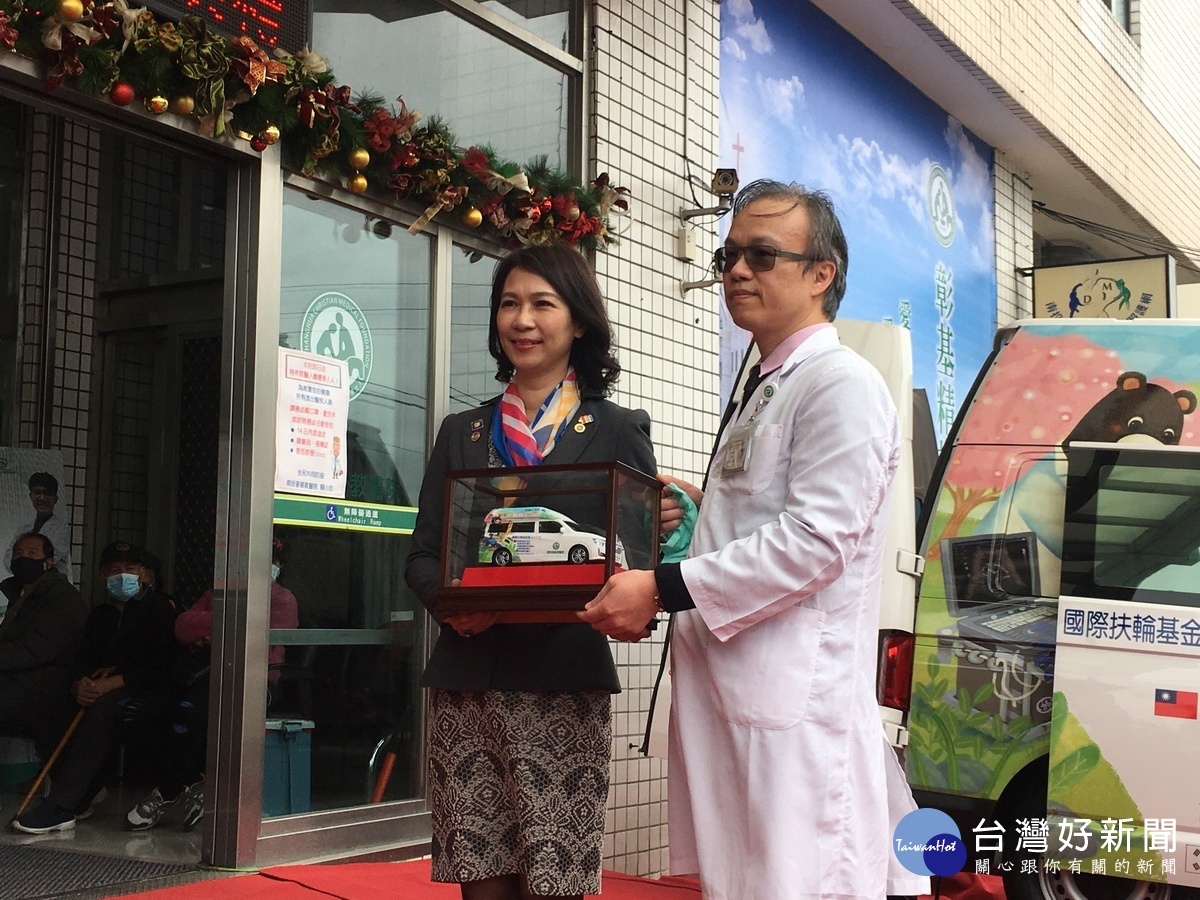 杜莉琴社長代表贈模型與車錀。(記者扶小萍攝)