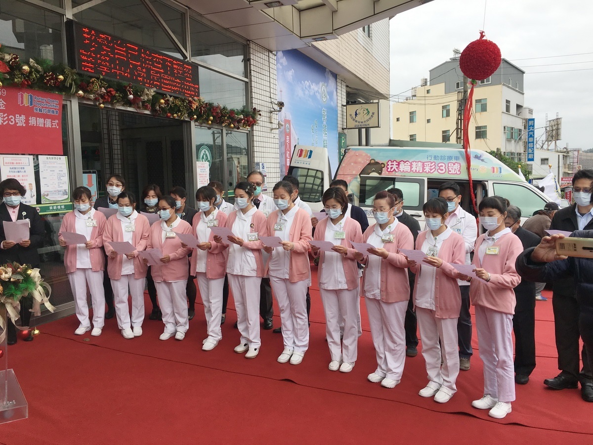 南基主管群以詩歌表達謝意。(記者扶小萍攝)