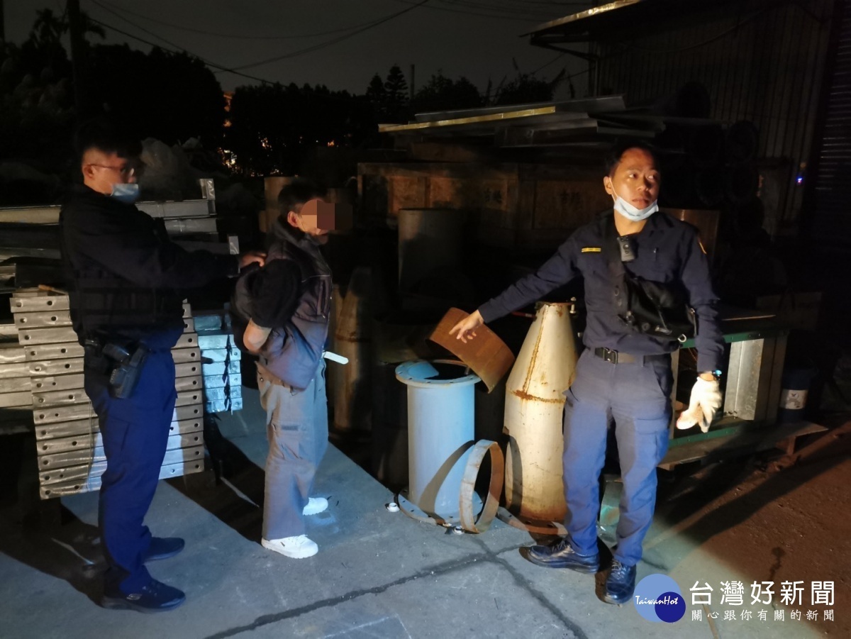 張姓竊嫌一路逃竄至新竹縣湖口鄉中山路三段附近棄車逃逸,警方追上並制伏張嫌。
