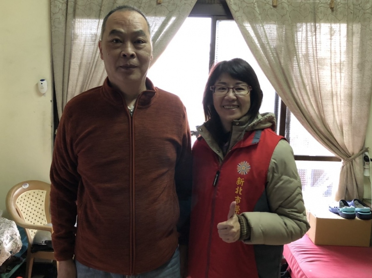 新北市榮服處藍瑞玲組長(右)轉贈主委寒冬送暖夾克予蘆洲區張伯伯(左)