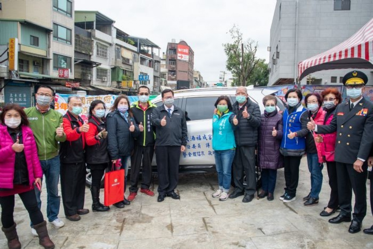 市長與貴賓們在捐贈的消防勤務車前合影