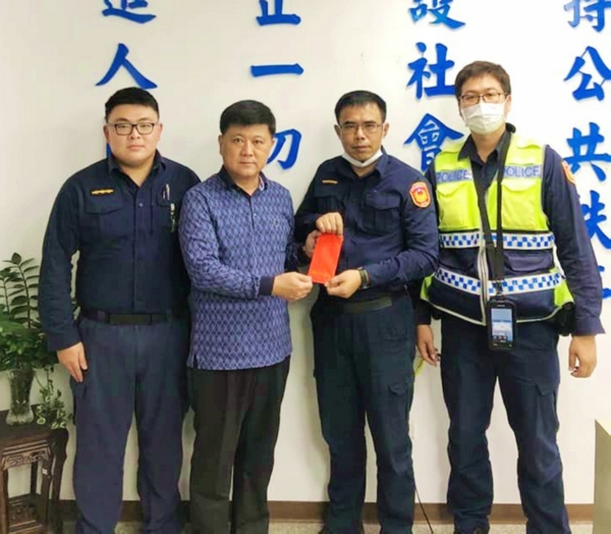 臺西警方憑著發話位置和一張翻拍的黑白照片,海底撈針成功尋獲失聯學生,警察局長朱宗泰隨即頒獎表揚,為員警加油打氣。