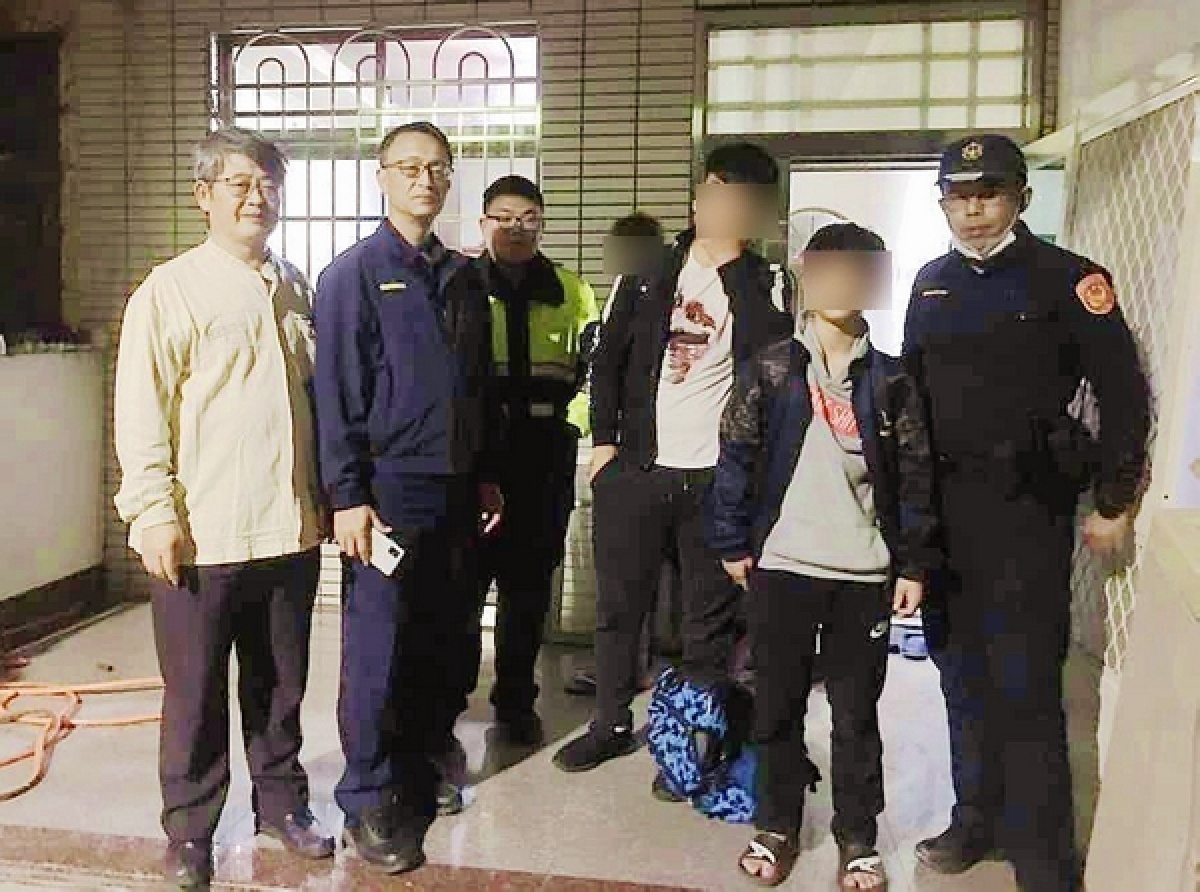 臺西警方憑著發話位置和一張翻拍的黑白照片，海底撈針成功尋獲失聯學生，警察局長朱宗泰隨即頒獎表揚，為員警加油打氣。