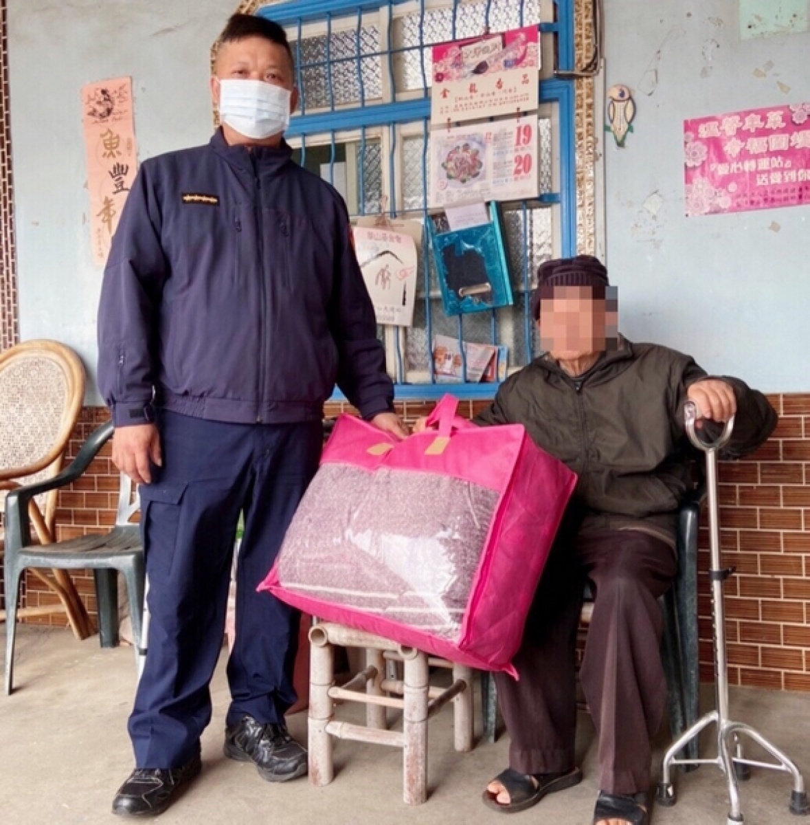 北港警方因應寒流來襲啟動關懷措施，派員至獨居長者住處設置巡邏箱，並致贈棉被等生活用品，籲請長輩要做好禦寒保暖工作。