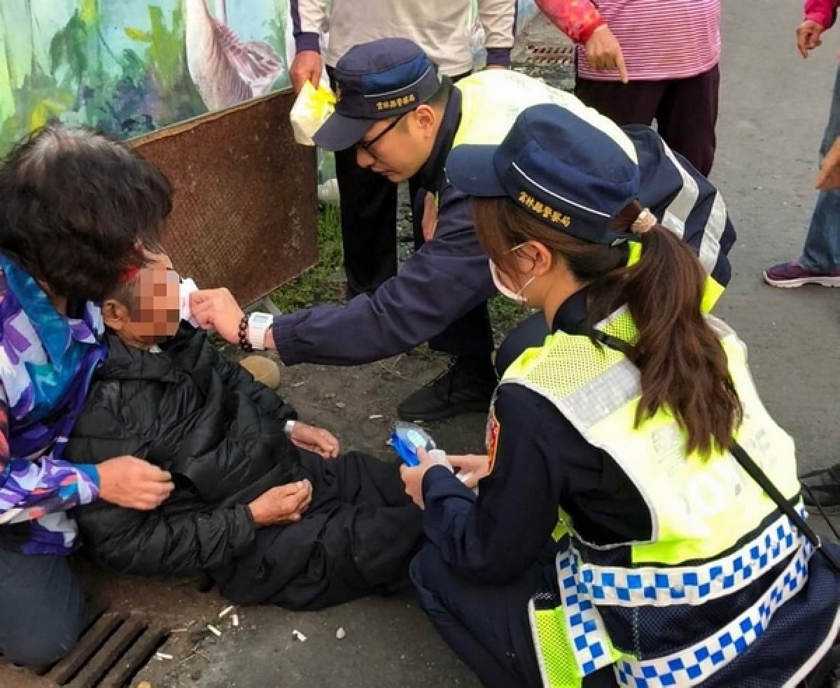交通隊小隊長賴兆軒等巡勤時,發現民眾路倒受傷,立刻予以適當協助與救援,所幸傷者送醫無大礙,家屬感激萬分。