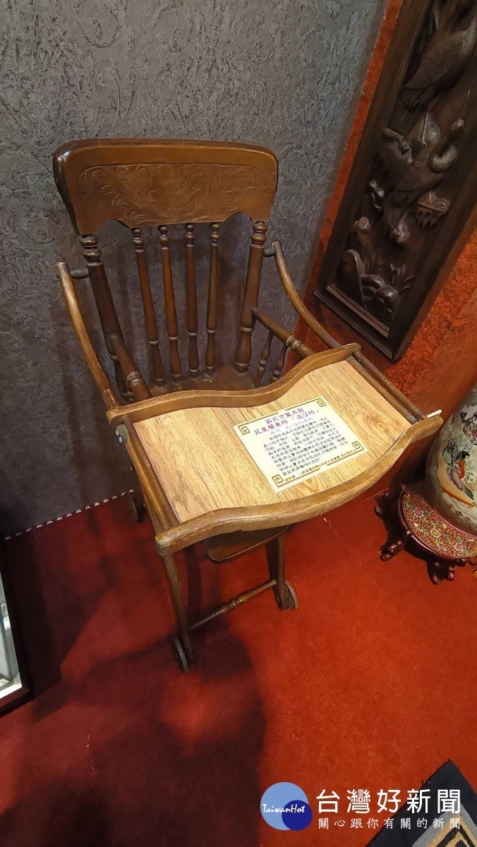 英式古董木製兒童餐車椅／陳致愷攝影