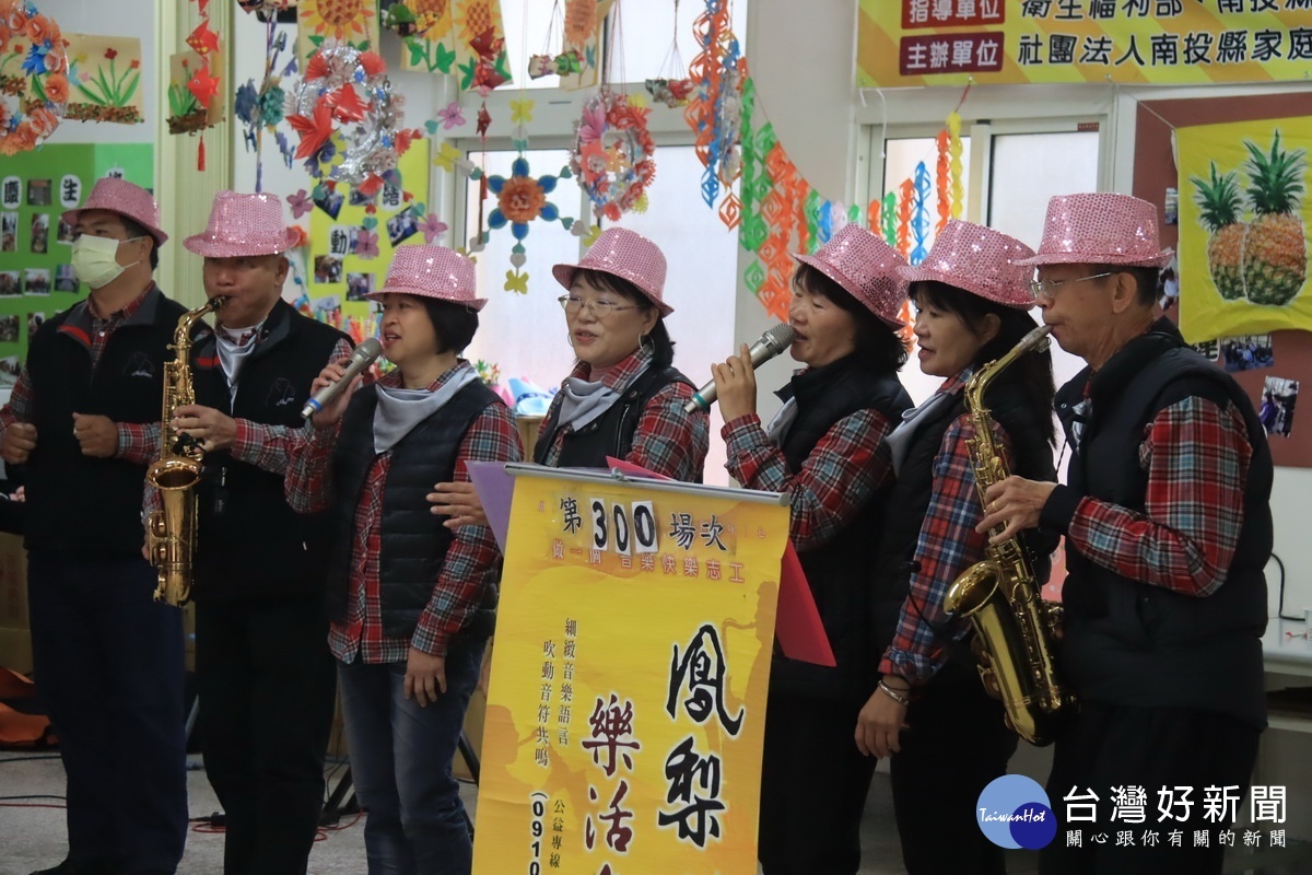 鳳梨樂活樂團將朝下個300場努力。(記者扶小萍攝)
