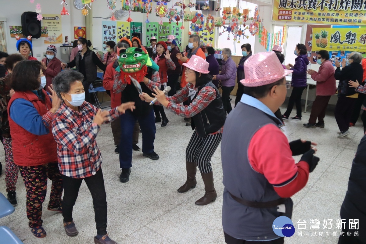 樂團帶著據點阿公阿嬤又跳又舞。(記者扶小萍攝)