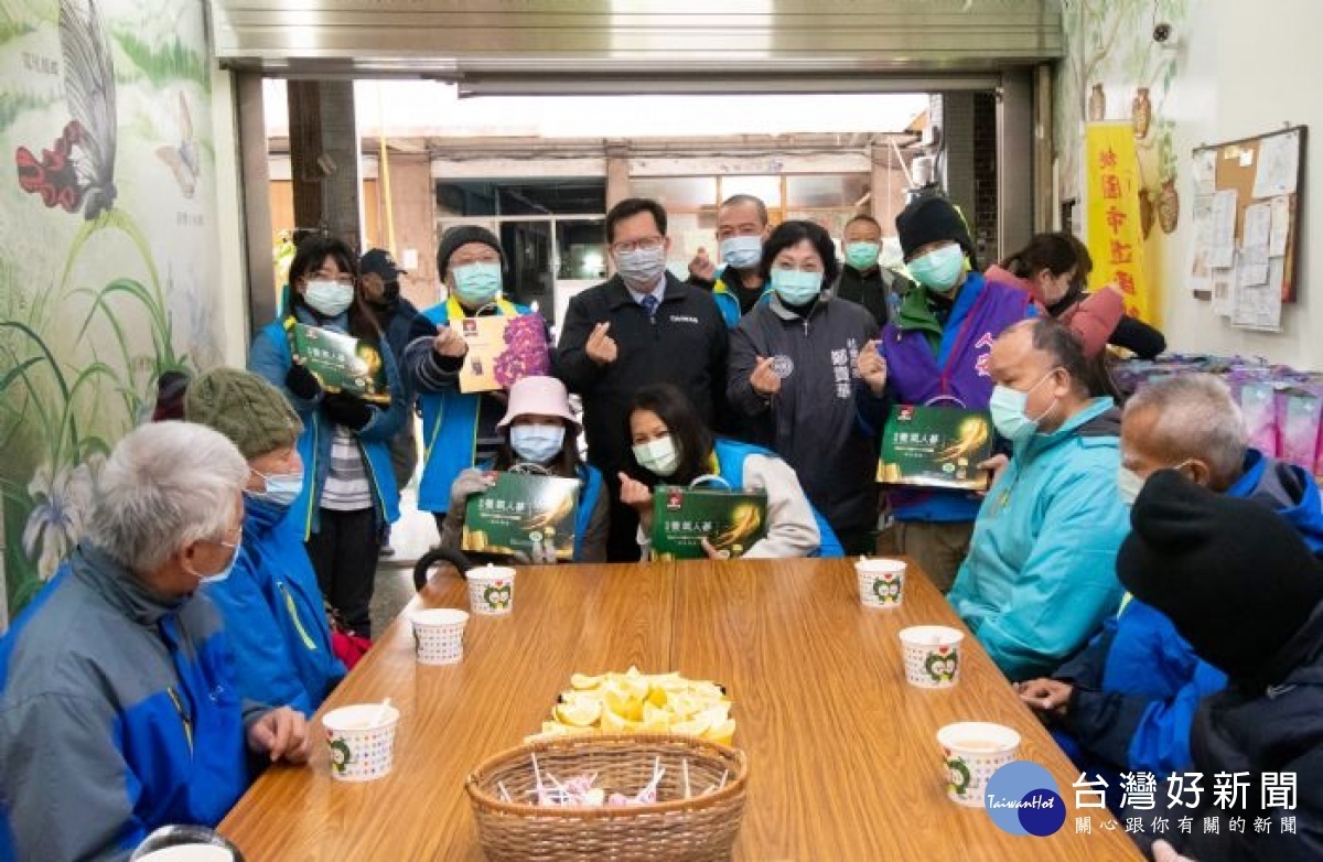 市長與工作人員及民眾合影