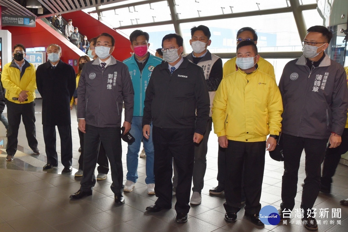 桃園市長鄭文燦前往桃園機場捷運A18高鐵桃園站,視察「桃捷A18站跨年疏運及防疫整備情形」。