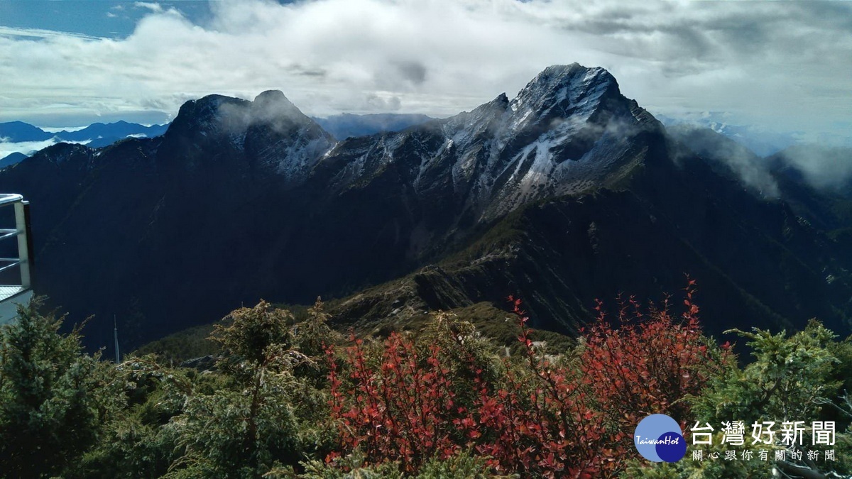 遠眺雪景美哉玉山1091222北峰氣象站拍攝〈圖片/玉管處提供〉