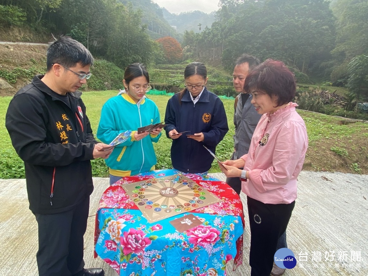 新店社區發展協會跟當地獅潭國中透過生態桌遊，讓在地學生更加認識人文生態之美。（圖／記者王丰禾攝）