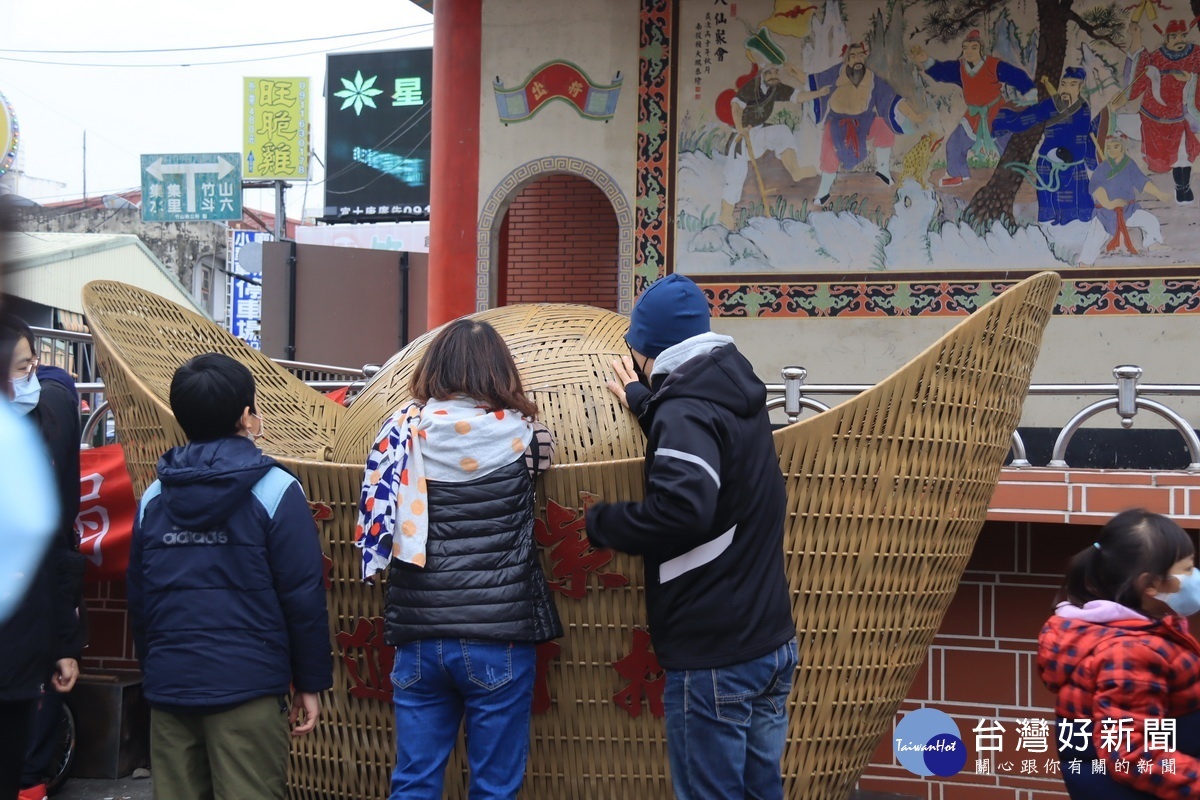 許多信眾不忘摸金元寶帶來財運。(記者扶小萍攝)