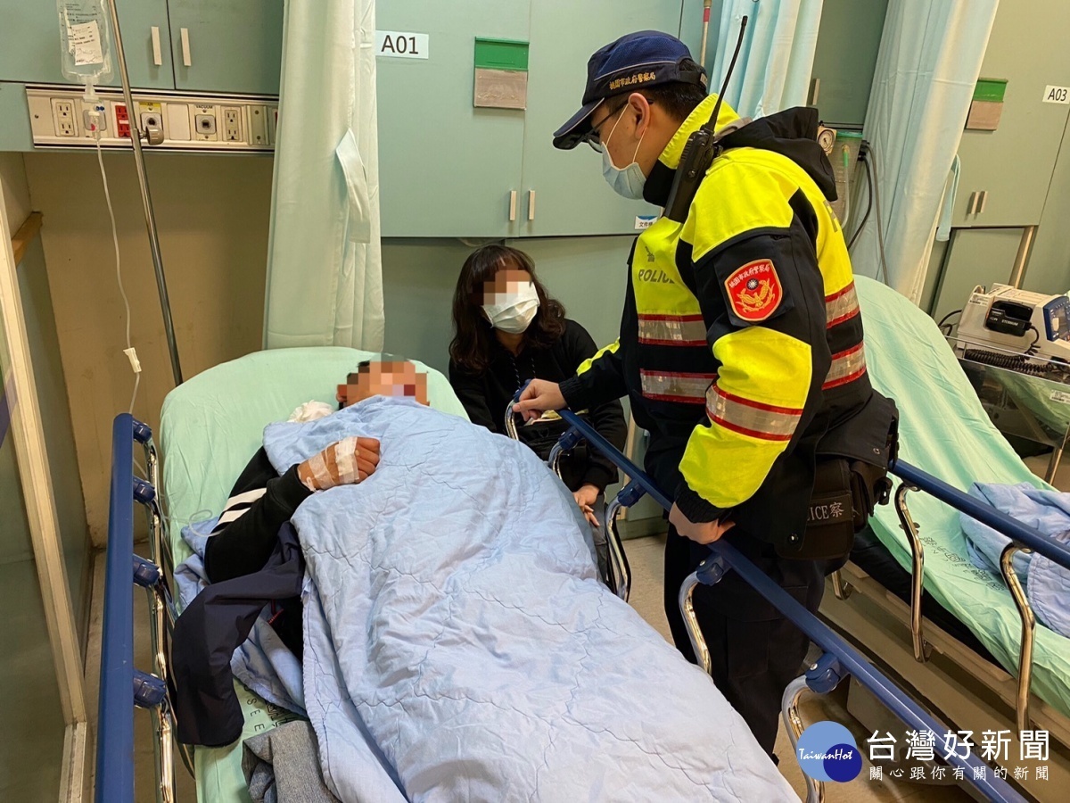 男子低血糖暈倒電梯口,員警協助幸無礙