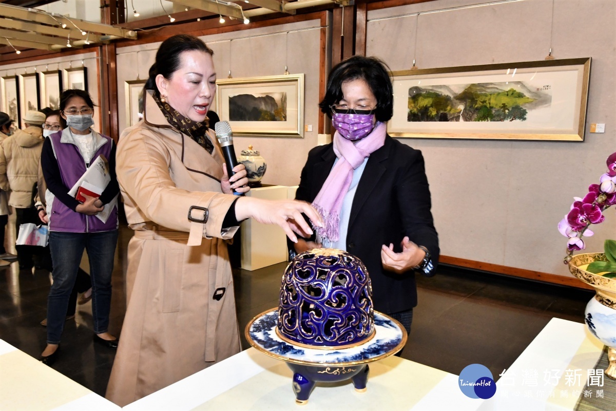 彰化縣長王惠美參觀卓麗秋山水青花展作品。左為卓麗秋老師。