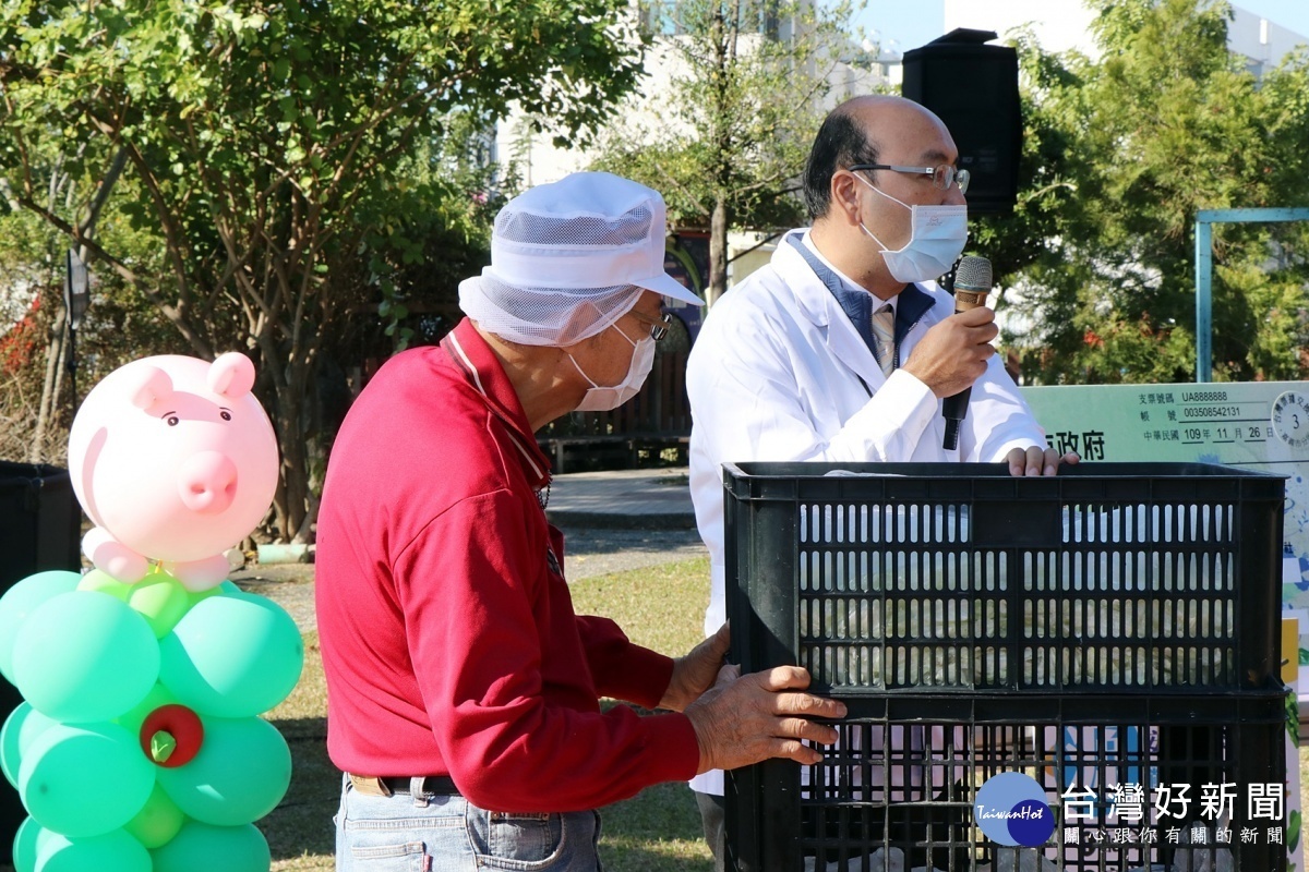 食材廠商將食材載運到學校，現場演示防萊5步驟流程／陳致愷翻攝