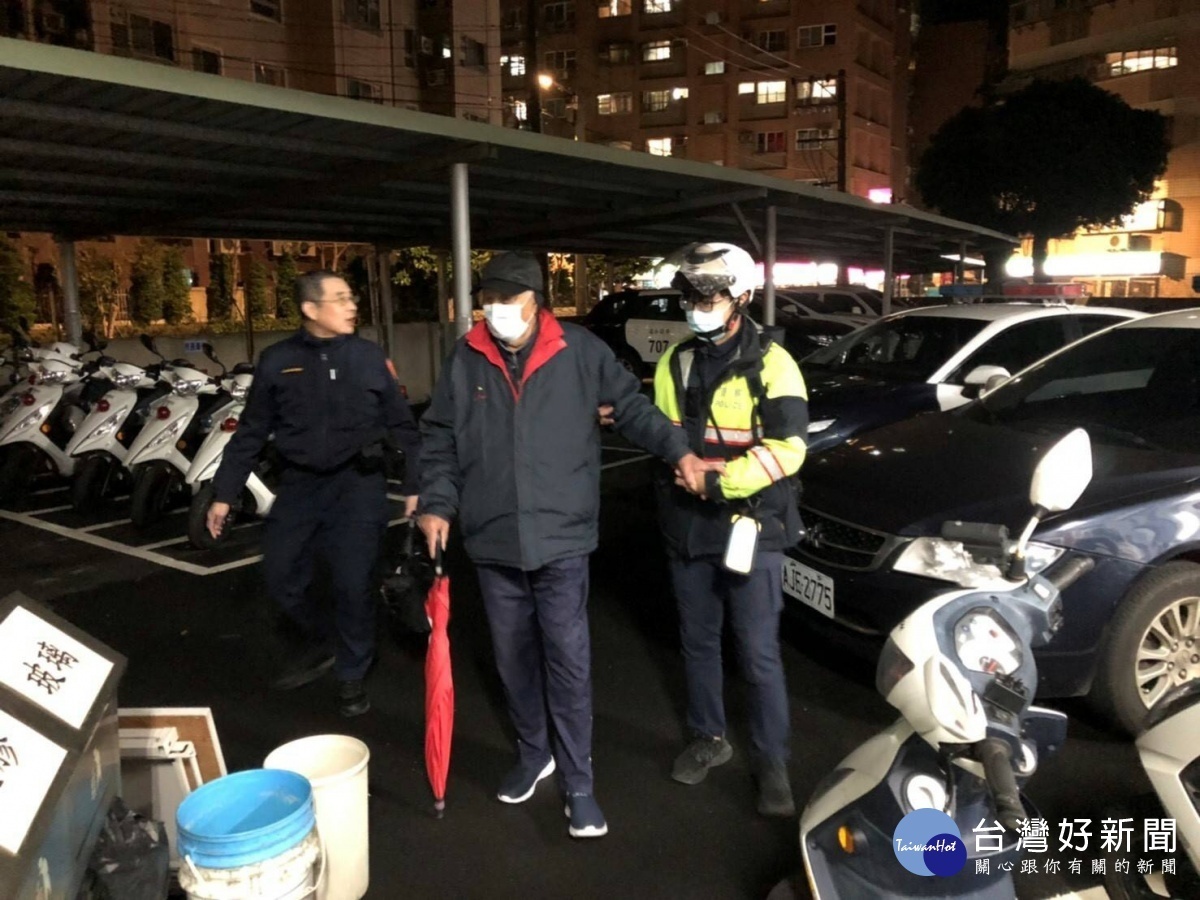 百歲人瑞外出運動迷途，員警協助返家