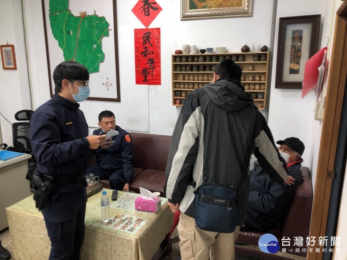 百歲人瑞外出運動迷途,員警協助返家