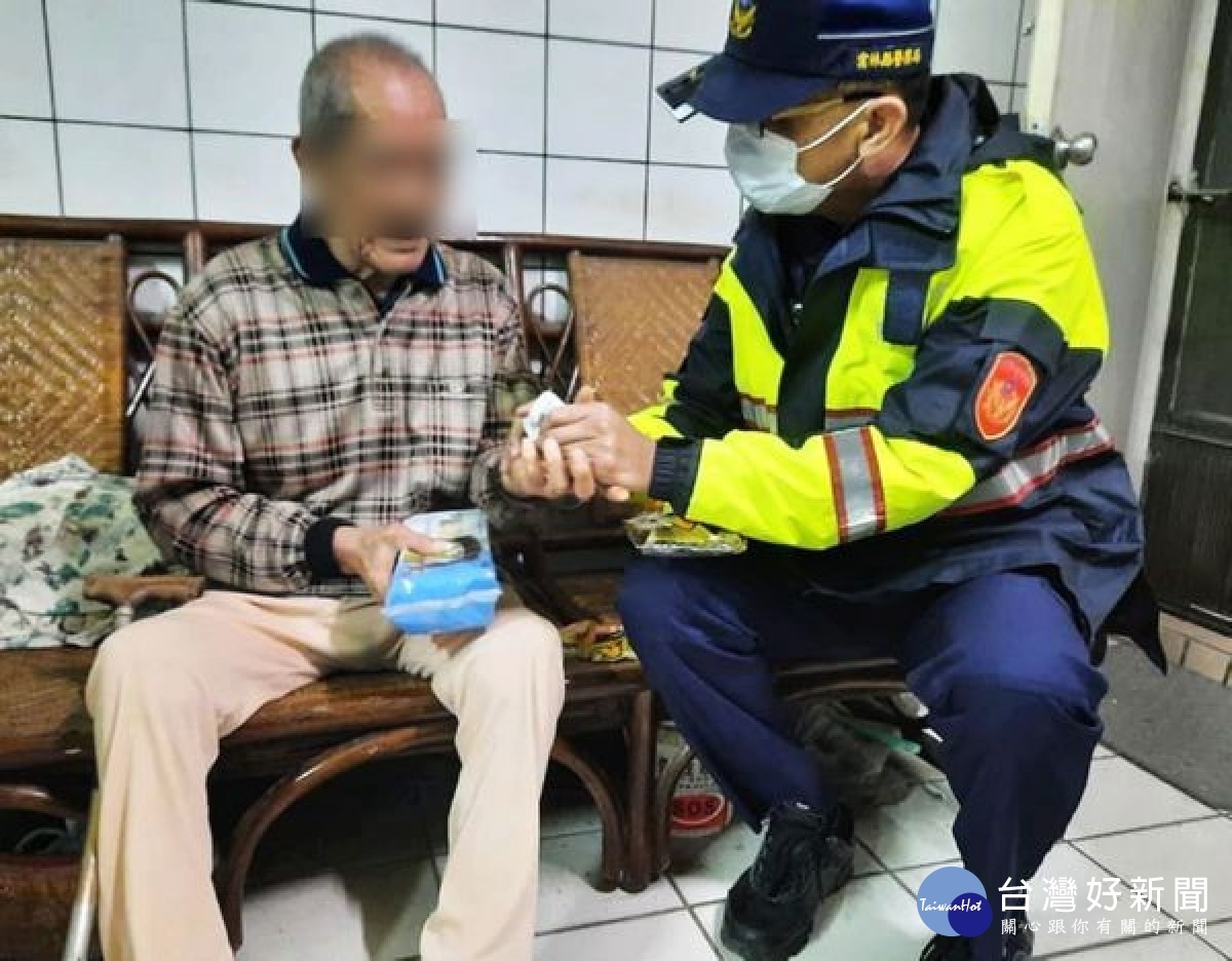 因應寒流來襲，臺西警方啟動溫馨關懷列車，由各勤區員警到轄內關懷獨居老人及遊民，提醒要注意保暖，亦讓長者們大讚「揪感心」。