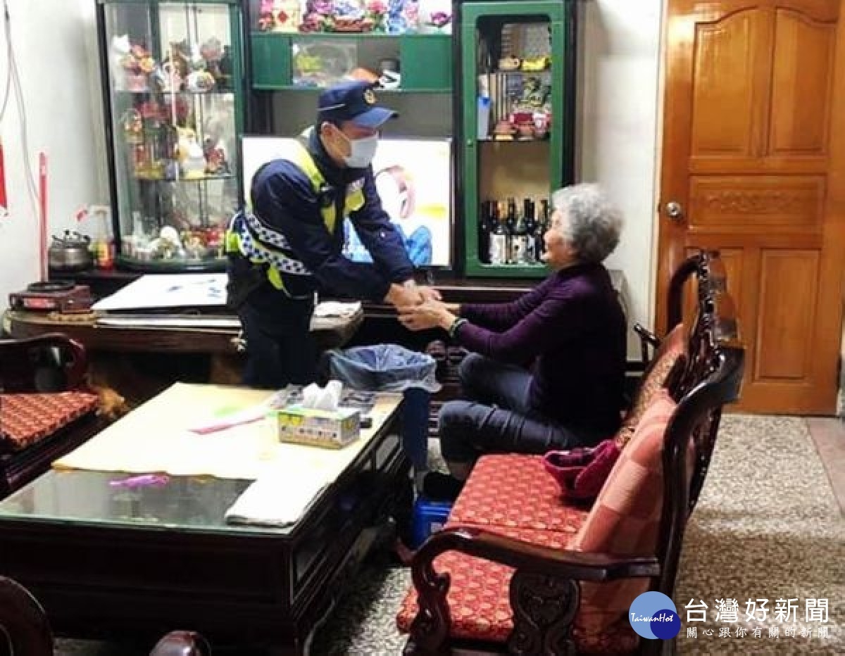 因應寒流來襲，臺西警方啟動溫馨關懷列車，由各勤區員警到轄內關懷獨居老人及遊民，提醒要注意保暖，亦讓長者們大讚「揪感心」。