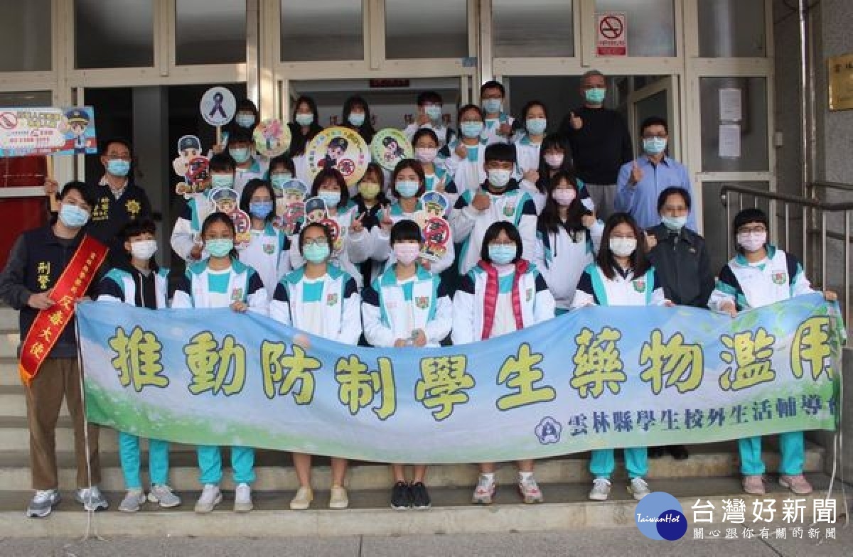 北港高中春暉社前往北港警分局進行參訪，除了解警察勤業務、報案流程等外，亦培養校安警覺、防詐及毒品防制知能與法律常識。