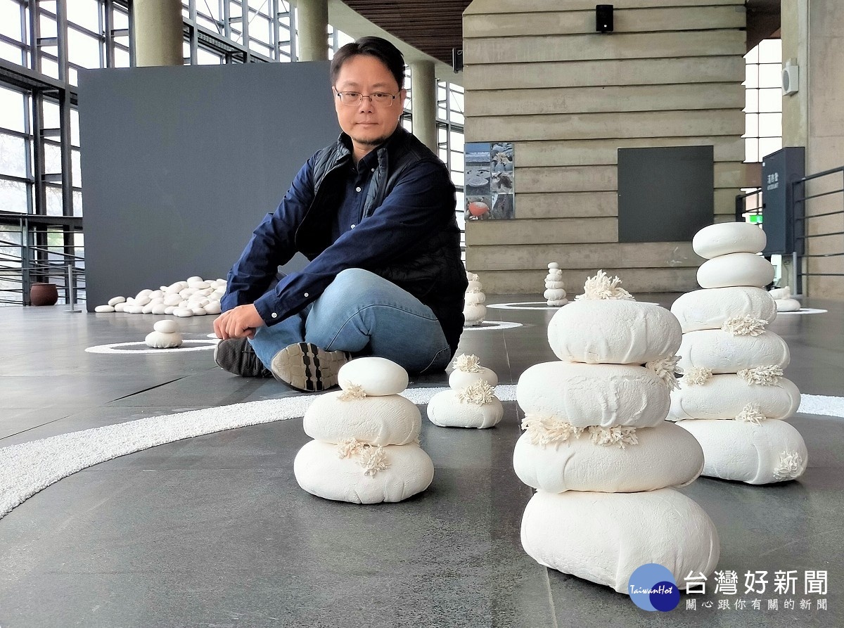 《Balance》透過堆砌石頭造形,傳達不習慣、孤寂生活中,需要重新尋找平衡點、療癒自我