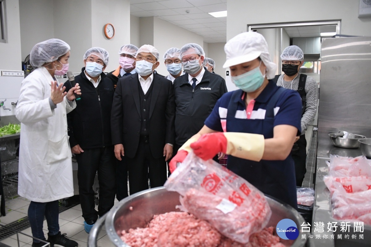 行政院長蘇貞昌視察大溪國小中央廚房營養午餐食材如何操作與落實3章1Q作情形。