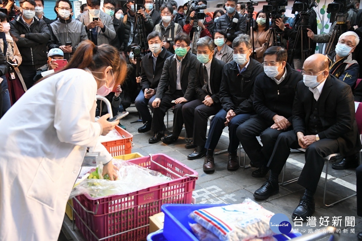 行政院長蘇貞昌視察大溪國小中央廚房營養午餐食材如何操作與落實3章1Q作情形。