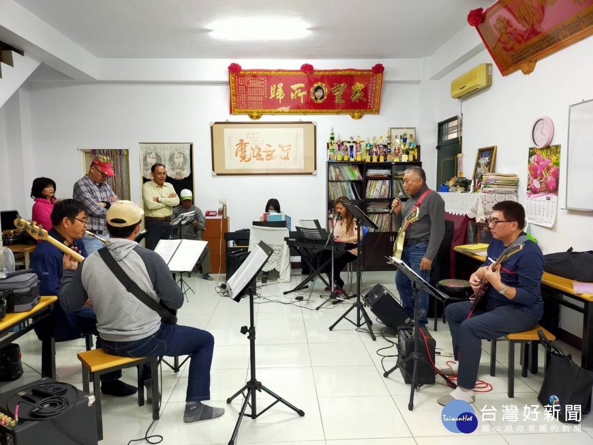 扶輪社社友與玉山扶輪公益樂團為演出進行排練/圖:黃建銘提供