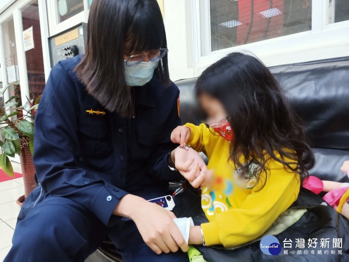 值班警員劉心妤當起大姊姊幫女童戴上口罩、遞上暖暖包、熱水等讓孩童保暖