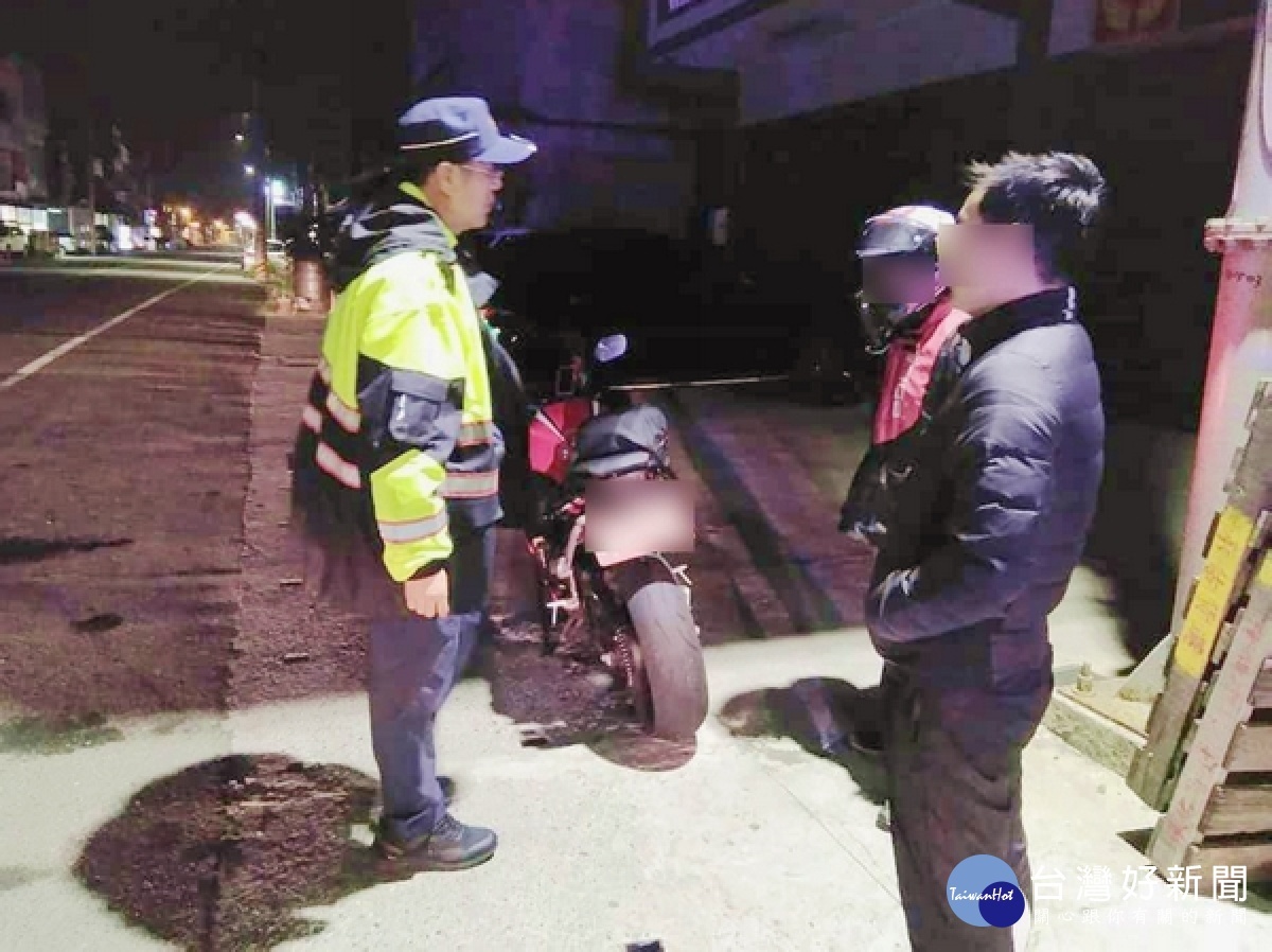 重機騎士環島旅遊，深夜於麥寮爆胎求助無門，臺西警方協調已打烊的店家伸援，讓旅程得以延續，騎士對員警熱心協助深表感激。