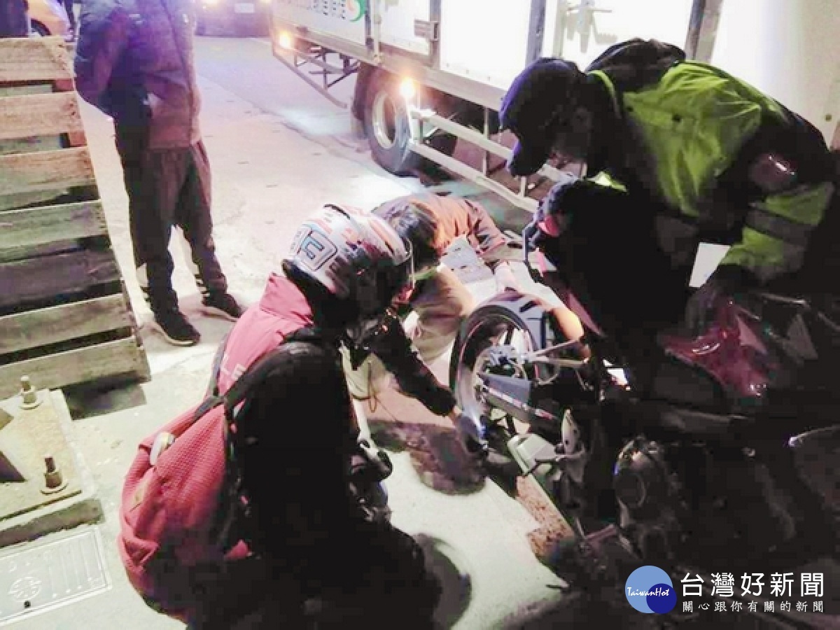 重機騎士環島旅遊，深夜於麥寮爆胎求助無門，臺西警方協調已打烊的店家伸援，讓旅程得以延續，騎士對員警熱心協助深表感激。