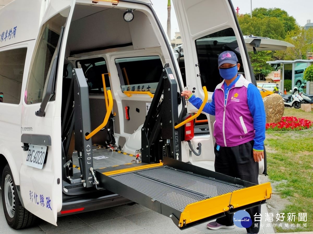 彰化縣企業與個人捐贈小型復康巴士聯合啟用典禮。圖／記者鄧富珍攝