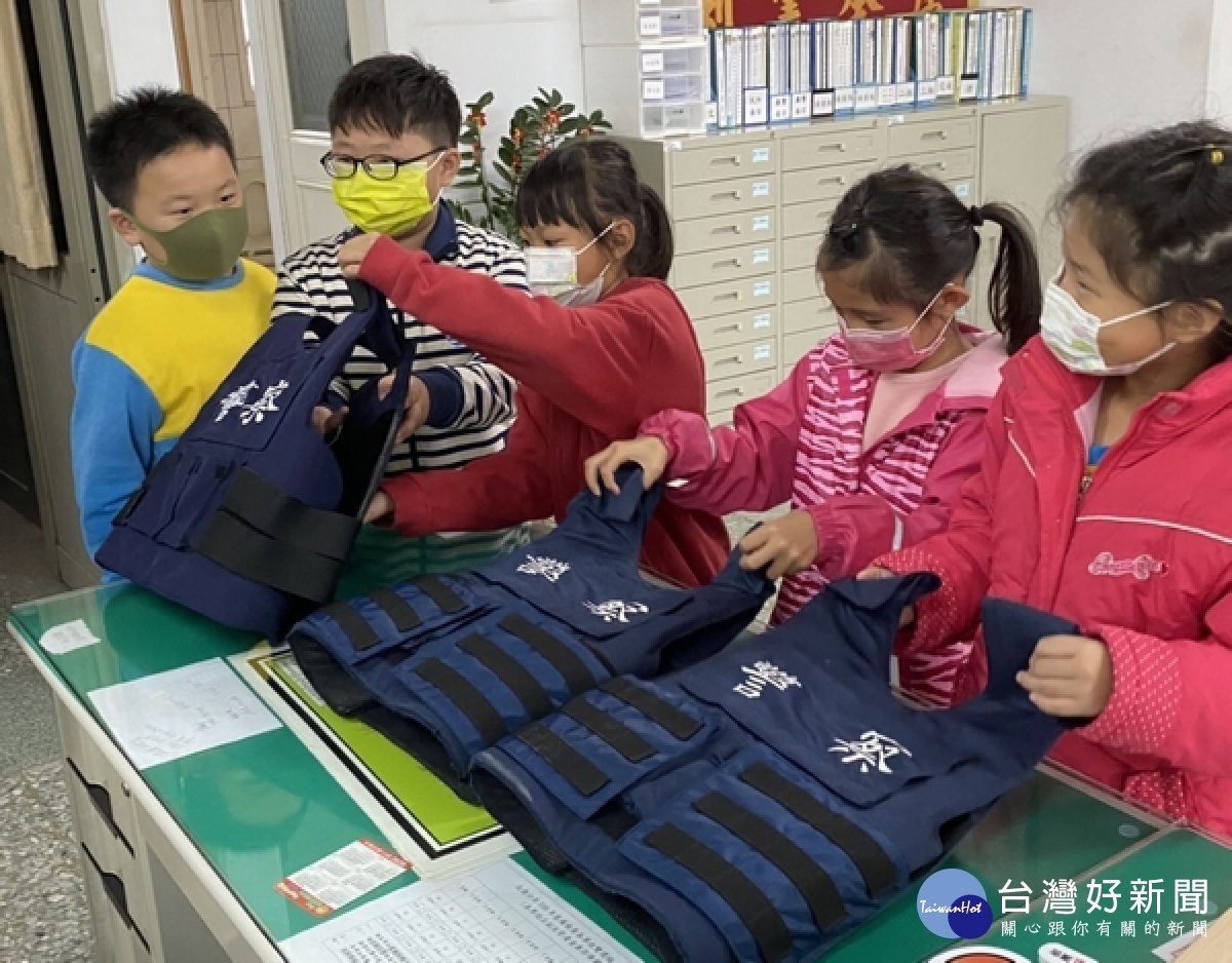 蔦松國小學童前往警所體驗波麗仕大人的工作日常，對各項裝備充滿好奇，參訪後對於警察守護治安交通的辛勞，深表尊敬與感謝。