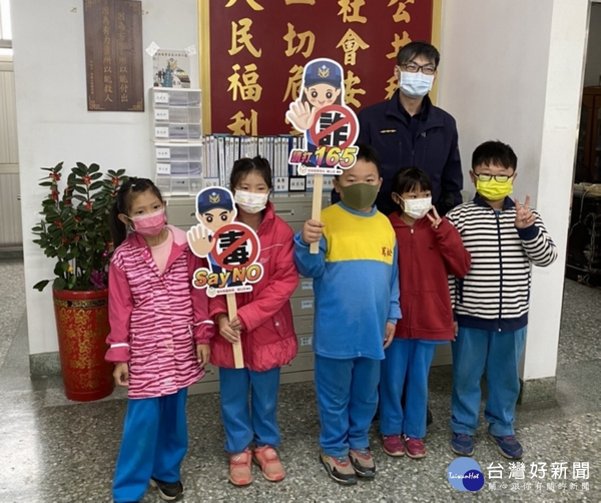 蔦松國小學童前往警所體驗波麗仕大人的工作日常，對各項裝備充滿好奇，參訪後對於警察守護治安交通的辛勞，深表尊敬與感謝。