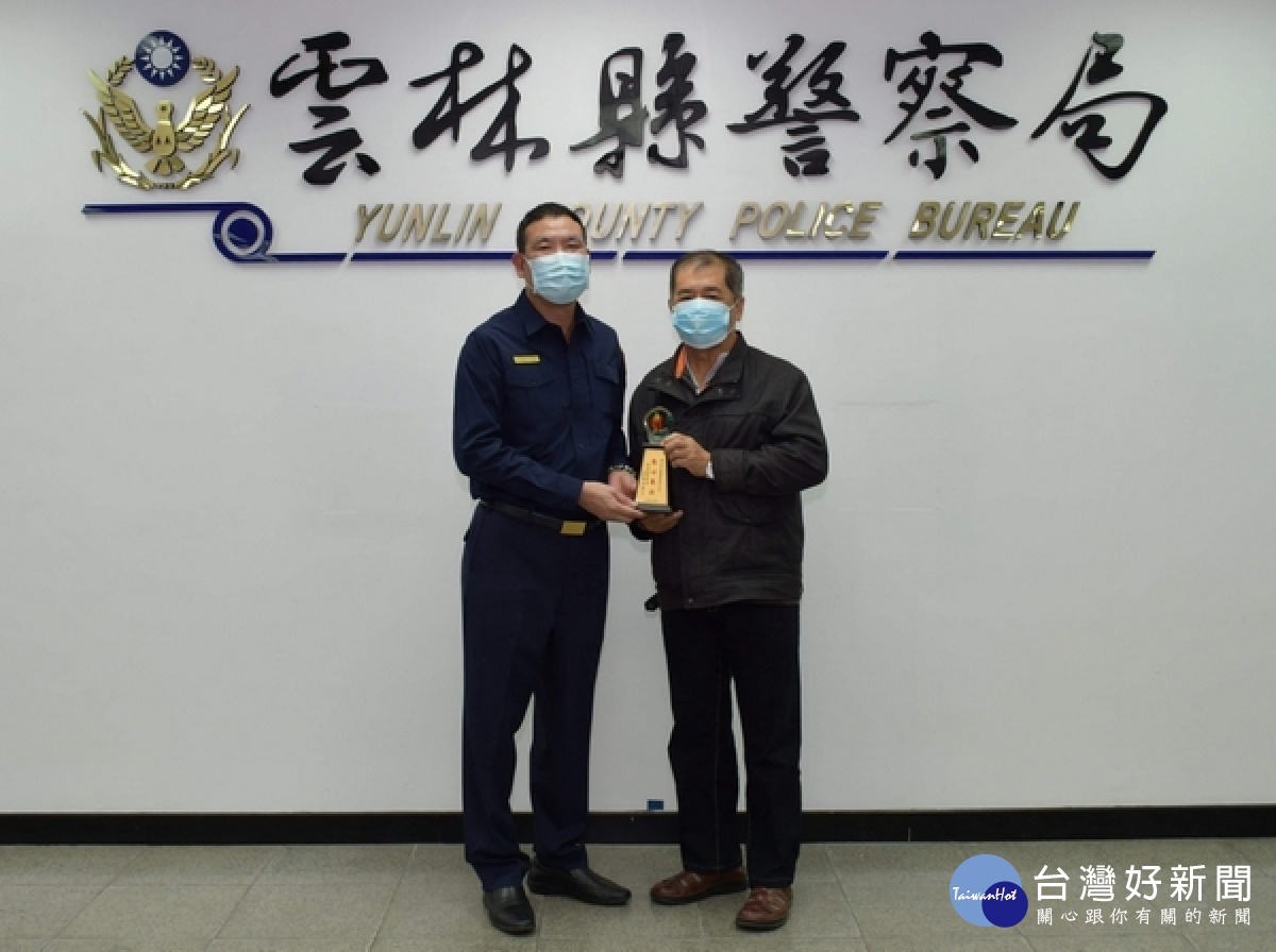 雲林縣警察局長朱宗泰表揚濁水溪書畫學會謝美在榮譽理事長及林志祥副理事長，協助推動文藝走廊空間，提供書法作品展覽。