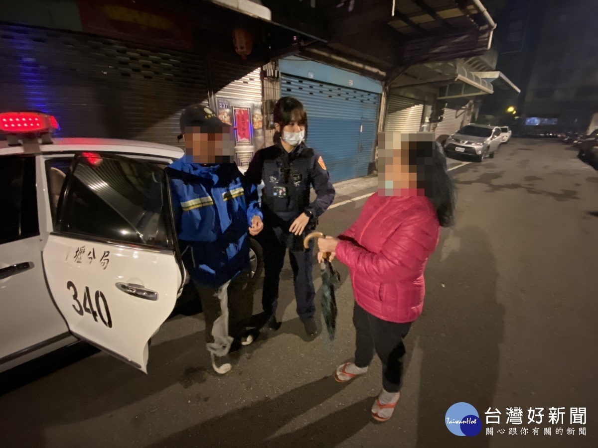 九旬失智老翁沿路敲打民宅，熱心壢警協助返家