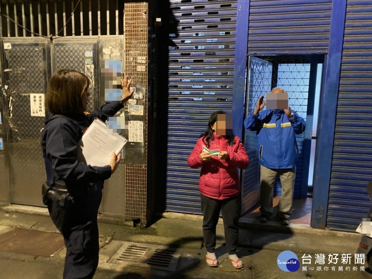 九旬失智老翁沿路敲打民宅,熱心壢警協助返家