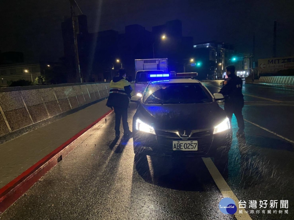 汽車拋錨巡邏員警經過發現，合力協助將車輛推往路旁安全處所