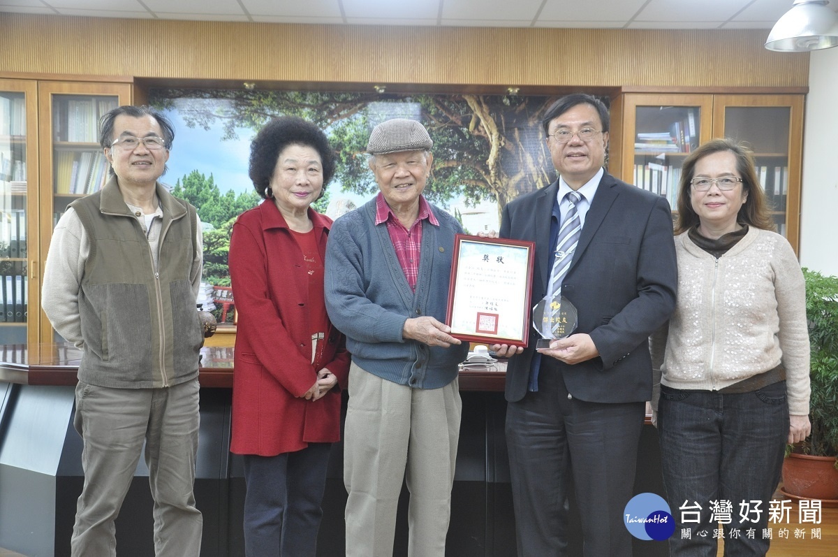 江金山校長(右二)恩師張自強老師(右三)與夫人陳誼芝女士(左二)專程至建國科大祝賀學生獲選臺中二中傑出校友。