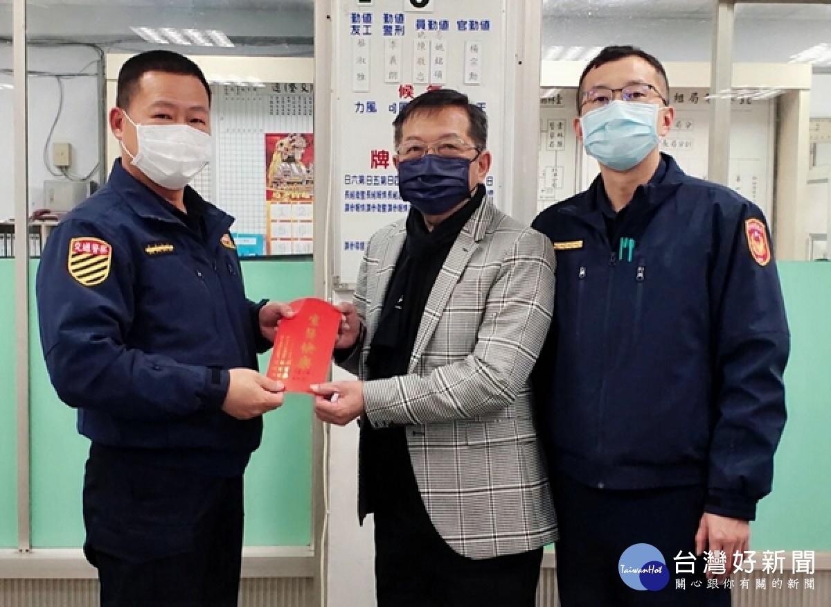 北港分局長顏偉丞關懷員警身心，特聯合雲林縣警友會北港辦事處主任林德明頒贈壽星生日禮券，此舉讓分局員警大讚「揪感心」。