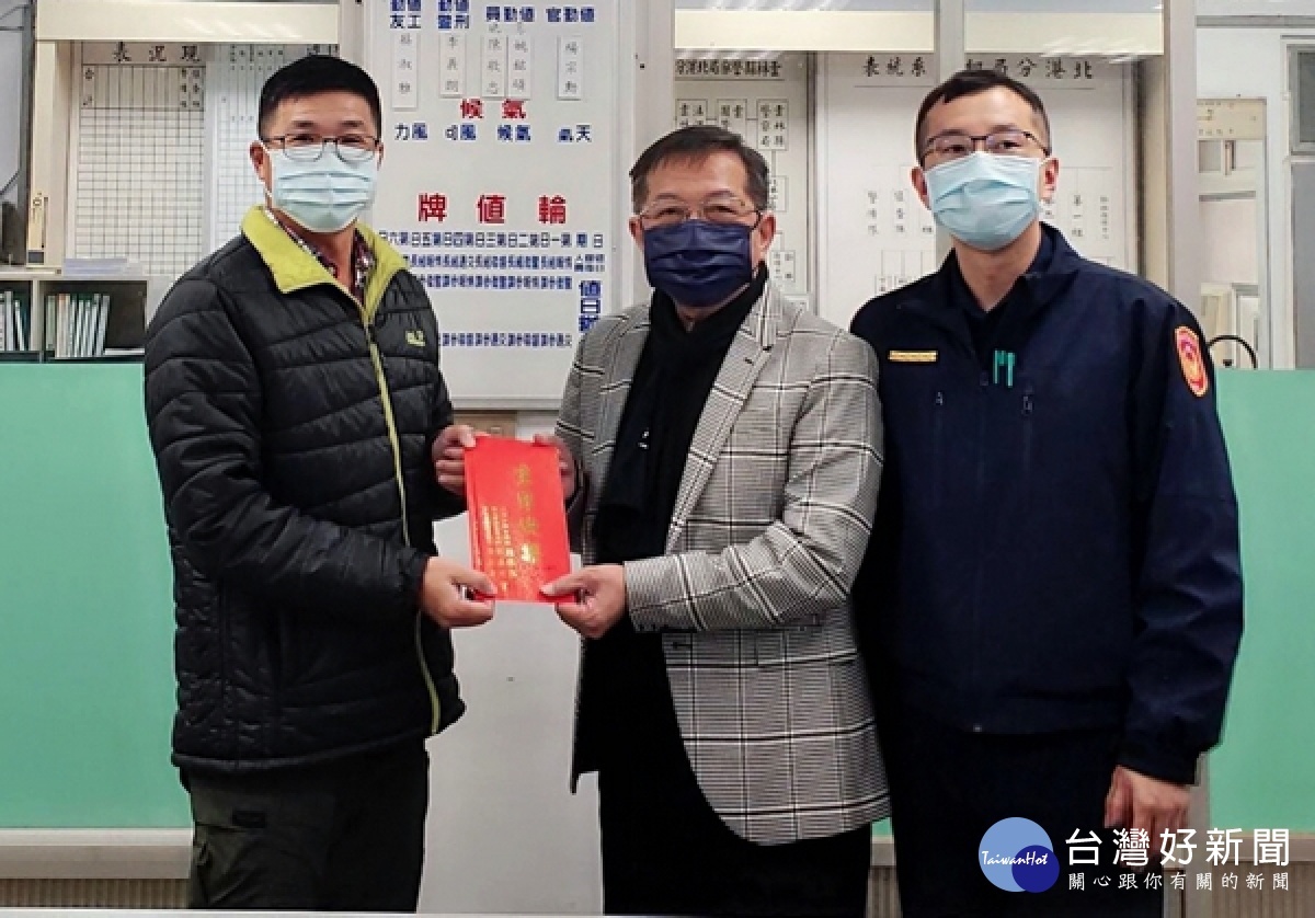 北港分局長顏偉丞關懷員警身心，特聯合雲林縣警友會北港辦事處主任林德明頒贈壽星生日禮券，此舉讓分局員警大讚「揪感心」。