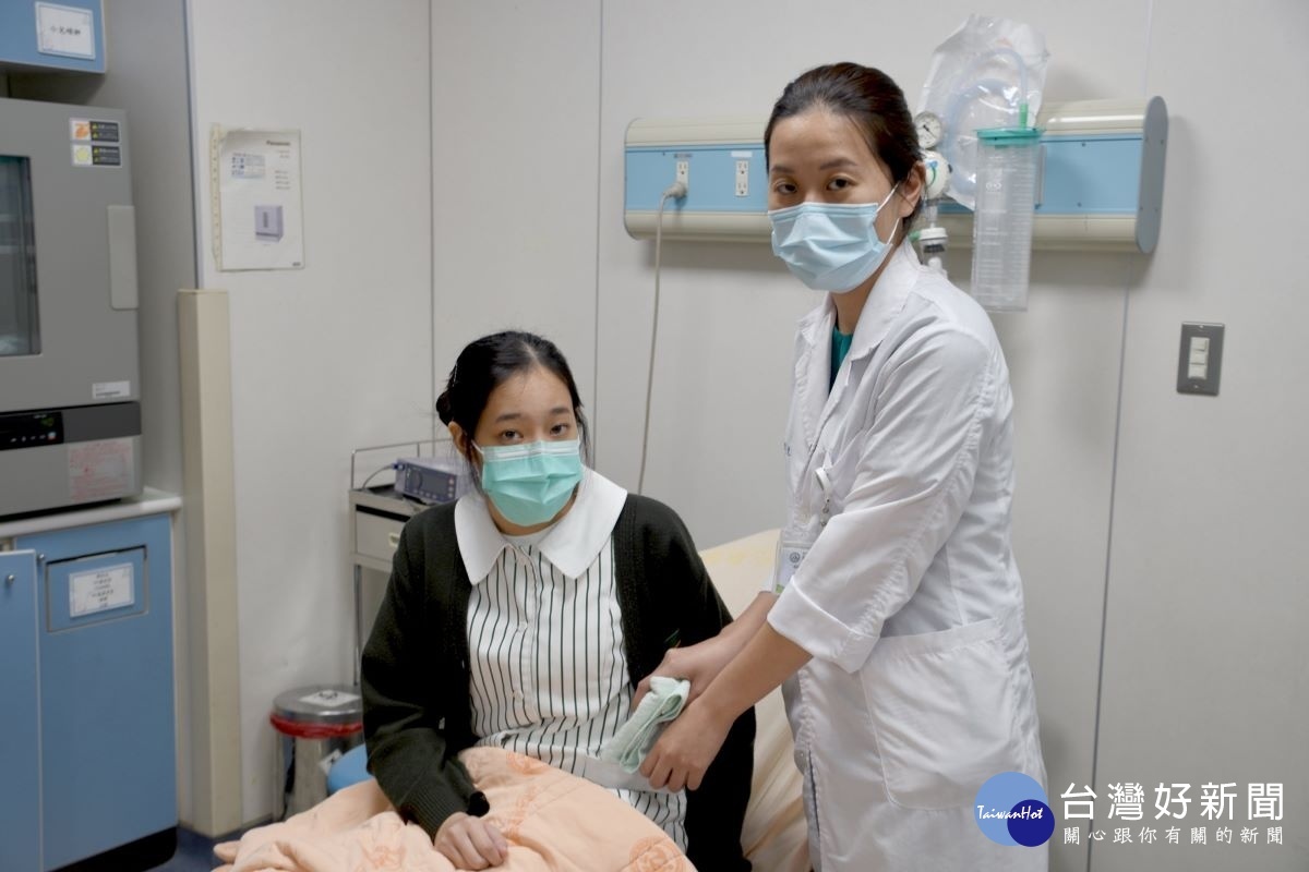 謝貝尤醫師提醒民眾，暖暖包可考慮在外層再包一層毛巾或比較厚的布，可以放在口袋裡。圖／記者鄧富珍攝