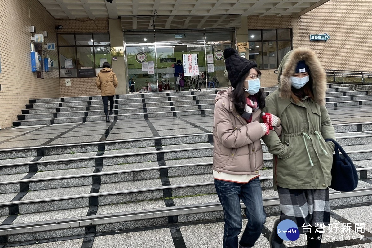 強烈寒流來襲，桃園市政衛生局呼籲民眾外出應穿著禦寒衣物，注意頭頸部及四肢末端的保暖。