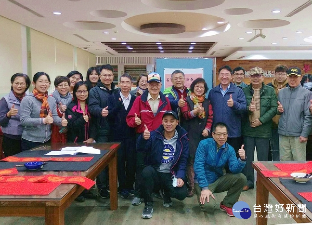 北港農工與北港高中邀請書法名家蒞校舉辦藝文講座,現場揮毫讓師生感受大師丰采,除提升藝文氣息,亦獻上滿滿祝福。